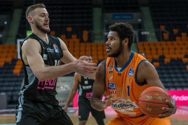 客场以微弱 客场以微弱