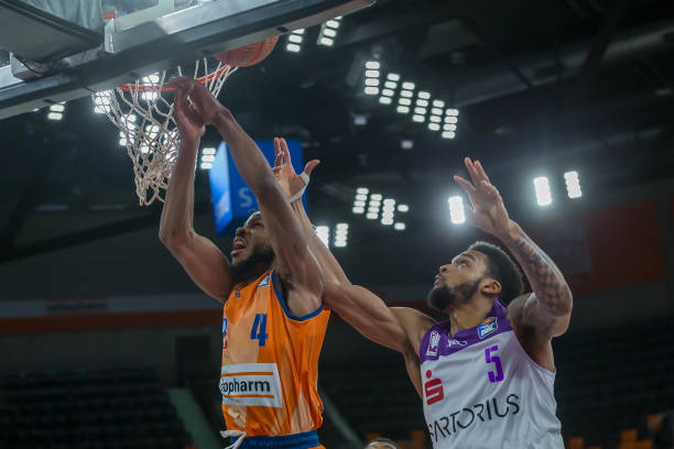 她以稳健的 她以稳健的